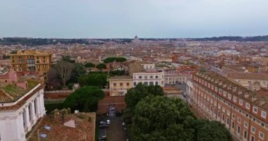 Roma, İtalya 'nın havadan manzaralı çatıları. Başkentin ufuk çizgisi çekiliyor. İHA 'lar tarihi şehir merkezindeki çatıların ve eski binaların üzerinde uçuyor. Roma 'nın güzel manzarası.