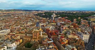 Roma, İtalya 'nın havadan manzaralı çatıları. Başkentin ufuk çizgisi çekiliyor. İHA 'lar tarihi şehir merkezindeki çatıların ve eski binaların üzerinde uçuyor. Roma 'nın güzel manzarası.