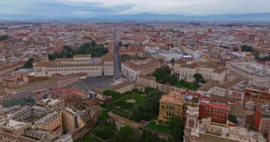 Roma, İtalya 'nın havadan manzaralı çatıları. Başkentin ufuk çizgisi çekiliyor. İHA 'lar tarihi şehir merkezindeki çatıların ve eski binaların üzerinde uçuyor. Roma 'nın güzel manzarası.