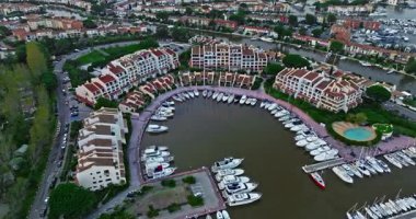 Fransa 'nın güneydoğusundaki Port Grimaud, Provence Alpes Cote Azur bölgesinin hava görüntüsü. Fransız Rivierası 'ndaki güzel marina. Grimaud Limanı 'ndaki renkli evler ve tekneler.