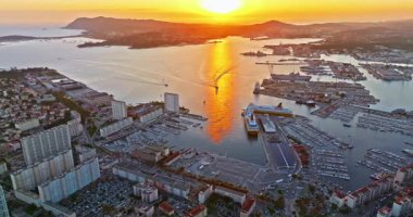 Güney Fransa 'nın Akdeniz kıyısındaki liman şehrinin havadan görüntüsü. Toulon 'un renkli evleri olan Marina Limanı' ndaki gemi ve tekneli havadan görüntüsü. Güzel binalar ve renkli evler.