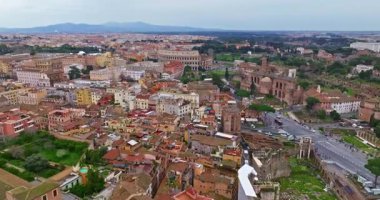 Roma, İtalya 'nın havadan manzaralı çatıları. Başkentin ufuk çizgisi çekiliyor. İHA 'lar tarihi şehir merkezindeki çatıların ve eski binaların üzerinde uçuyor. Roma 'nın güzel manzarası.