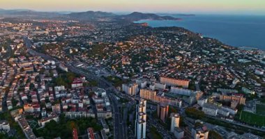 Güney Fransa 'nın Akdeniz kıyısındaki liman şehrinin havadan görüntüsü. Toulon 'un renkli evleri olan Marina Limanı' ndaki gemi ve tekneli havadan görüntüsü. Güzel binalar ve renkli evler.