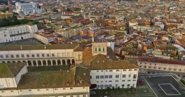 Roma, İtalya 'nın havadan manzaralı çatıları. Başkentin ufuk çizgisi çekiliyor. İHA 'lar tarihi şehir merkezindeki çatıların ve eski binaların üzerinde uçuyor. Roma 'nın güzel manzarası.