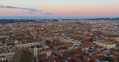 Roma, İtalya 'nın havadan manzaralı çatıları. Başkentin ufuk çizgisi çekiliyor. İHA 'lar tarihi şehir merkezindeki çatıların ve eski binaların üzerinde uçuyor. Roma 'nın güzel manzarası.