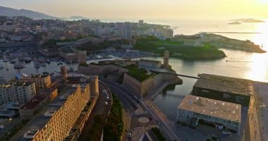 Birçok tekne ve yat şehir limanına park edilmiştir. Sabah güneşinde Marsilya limanının havadan görüntüsü. Fransa 'nın güneyindeki Marsilya' nın insansız hava aracı görüntüsü.