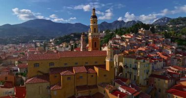 Menton, Fransa 'nın havadan görünüşü. Yazın renkli Menton kasabası, tarihi binalar ve gün batımında güzel plajlar. Tarihi kilisenin ve renkli çatıların hava görüntüleri..