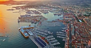 Güney Fransa 'nın Akdeniz kıyısındaki liman şehrinin havadan görüntüsü. Toulon 'un renkli evleri olan Marina Limanı' ndaki gemi ve tekneli havadan görüntüsü. Güzel binalar ve renkli evler.