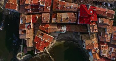 Saint Tropez 'in Fransız Riviera de Cote dAzur üzerindeki hava manzarası. Günbatımında Avrupa 'nın manzara manzarası, Provence. Ünlü marina ve Akdeniz 'de bir sürü yat ve yelkenli..