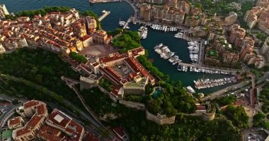 Monako şehir merkezinin havadan görünüşü. Monako Körfezi, Palais Princier de Monaco ve Monte Carlo 'nun lüks apartmanlarında lüks yatlar sergileniyor..