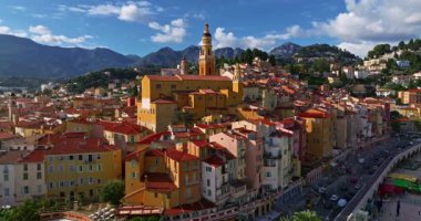 Menton, Fransa 'nın havadan görünüşü. Yazın renkli Menton kasabası, tarihi binalar ve gün batımında güzel plajlar. Tarihi kilisenin ve renkli çatıların hava görüntüleri..