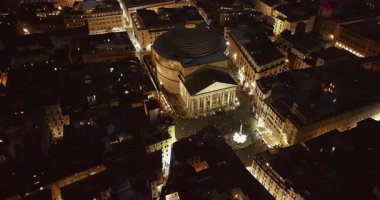 Roma, İtalya 'daki panteon cephesi, geceleri antik ebedi tapınağa inen hava. Gece Pantheon 'un üstündeki hava aracı görüntüsü. tarihi şehir merkezi.