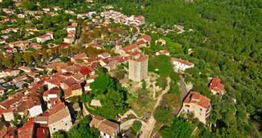 Le Revest-les-Eaux, Fransa. Kule, köyün tepesinde doruğa ulaşır. Etrafını çevreleyen küçük bahçe, serpilmiş ve iyi döşenmiş, muhteşem bir manzara sunuyor..