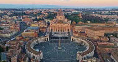 Vatikan şehrinin Roma, İtalya 'daki hava görüntüleri. Vatikan 'daki Aziz Peter Bazilikası' nın insansız hava aracı görüntüsü. Roma, İtalya. Tüm dindar insanlar için turistik bir cazibe..