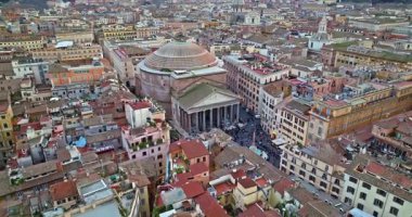 Roma, İtalya 'daki Pantheon cephesi, antik ebedi tapınağa inen havadan. Roma 'nın çatılarının havadan görünüşü. Dünyanın her yerinden kepçelerle en çok ziyaret edilen yerlerden biri..
