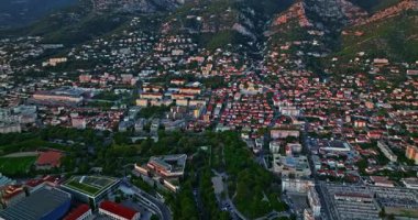 Güney Fransa 'nın Akdeniz kıyısındaki liman şehrinin havadan görüntüsü. Toulon 'un renkli evleri olan Marina Limanı' ndaki gemi ve tekneli havadan görüntüsü. Güzel binalar ve renkli evler.