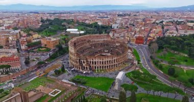 Colosseum 'un uçan insansız hava aracını kuruyorum. Ünlü Antik Roma Arena 'sı. Roma şehir merkezi, İtalya. Kolezyum ve Roma 'daki İmparatorluk Forumları. Colosseum 'un etrafında insansız hava aracı ile güzel bir hava görüntüsü..
