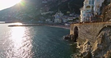 Amalfi Sahili, İtalya. Kayaların üzerinde renkli mimarisi olan Amalfi kasabasının güzel manzarası. Mavi deniz ve mavi gökyüzü. Meşhur seyahat yeri. Amalfi kıyılarının hava görüntüsü İtalya İHA görüntüsü.