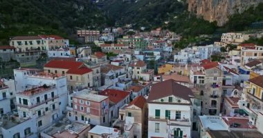 Amalfi Sahili, İtalya. Kayaların üzerinde renkli mimarisi olan Amalfi kasabasının güzel manzarası. Mavi deniz ve mavi gökyüzü. Meşhur seyahat yeri. Amalfi kıyılarının hava görüntüsü İtalya İHA görüntüsü.