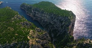 Cassis Town Provence France yakınlarındaki Calanque dEn-Vau 'nun havadan görüntüsü. Körfezin nefes kesici manzarası, Fransa 'da Marsilya yakınlarında kayalıklar, çamlar ve kayalıklarla çevrili beyaz kumsallı güzel mavi bir göl..