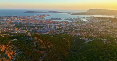 Güney Fransa 'nın Akdeniz kıyısındaki liman şehrinin havadan görüntüsü. Toulon 'un renkli evleri olan Marina Limanı' ndaki gemi ve tekneli havadan görüntüsü. Güzel binalar ve renkli evler.