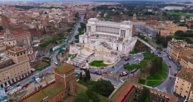 Ulusal Victor Emmanuel Anıtı 'nın Roma şehrindeki hava manzarası. Piazza Venezia 'daki Altare della Patria' nın çekimini yapıyorum. Roma 'nın tarihi merkezinin ünlü ikonik anıtı.