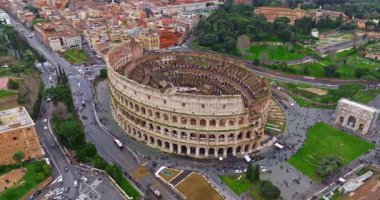 Colosseum 'un uçan insansız hava aracını kuruyorum. Ünlü Antik Roma Arena 'sı. Roma şehir merkezi, İtalya. Kolezyum ve Roma 'daki İmparatorluk Forumları. Colosseum 'un etrafında insansız hava aracı ile güzel bir hava görüntüsü..