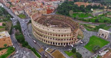 Colosseum 'un uçan insansız hava aracını kuruyorum. Ünlü Antik Roma Arena 'sı. Roma şehir merkezi, İtalya. Kolezyum ve Roma 'daki İmparatorluk Forumları. Colosseum 'un etrafında insansız hava aracı ile güzel bir hava görüntüsü..