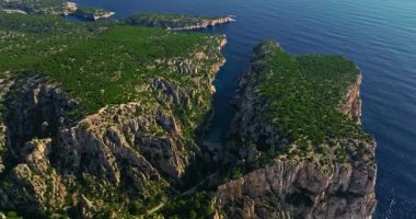 Cassis Town Provence France yakınlarındaki Calanque dEn-Vau 'nun havadan görüntüsü. Körfezin nefes kesici manzarası, Fransa 'da Marsilya yakınlarında kayalıklar, çamlar ve kayalıklarla çevrili beyaz kumsallı güzel mavi bir göl..