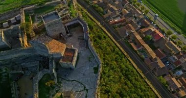 Mornas Kalesi kayalık bir uçurumun tepesinde görkemli bir şekilde duruyor. Mornas Kalesi, Fransa 'nın Vaucluse bölgesinde aynı isimde bir ortaçağ kalesi..