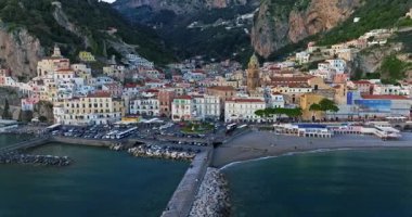 Amalfi Sahili, İtalya. Kayaların üzerinde renkli mimarisi olan Amalfi kasabasının güzel manzarası. Mavi deniz ve mavi gökyüzü. Meşhur seyahat yeri. Amalfi kıyılarının hava görüntüsü İtalya İHA görüntüsü.