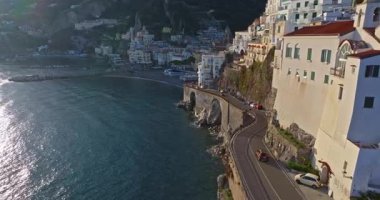 Amalfi Sahili, İtalya. Kayaların üzerinde renkli mimarisi olan Amalfi kasabasının güzel manzarası. Mavi deniz ve mavi gökyüzü. Meşhur seyahat yeri. Amalfi kıyılarının hava görüntüsü İtalya İHA görüntüsü.