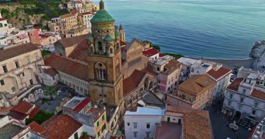 Amalfi Sahili, İtalya. Kayaların üzerinde renkli mimarisi olan Amalfi kasabasının güzel manzarası. Mavi deniz ve mavi gökyüzü. Meşhur seyahat yeri. Amalfi kıyılarının hava görüntüsü İtalya İHA görüntüsü.