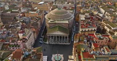 Roma, İtalya 'daki Pantheon cephesi, antik ebedi tapınağa inen havadan. Roma 'nın çatılarının havadan görünüşü. Dünyanın her yerinden kepçelerle en çok ziyaret edilen yerlerden biri..