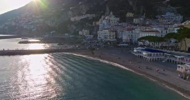 Amalfi Sahili, İtalya. Kayaların üzerinde renkli mimarisi olan Amalfi kasabasının güzel manzarası. Mavi deniz ve mavi gökyüzü. Meşhur seyahat yeri. Amalfi kıyılarının hava görüntüsü İtalya İHA görüntüsü.
