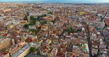 Roma, İtalya 'nın havadan manzaralı çatıları. Başkentin ufuk çizgisi çekiliyor. İHA 'lar tarihi şehir merkezindeki çatıların ve eski binaların üzerinde uçuyor. Roma 'nın güzel manzarası.