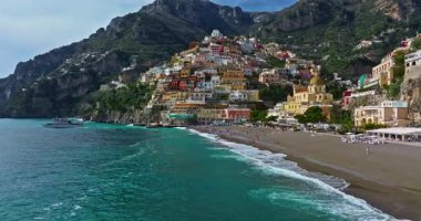 Pozitano. Amalfi Sahili. İtalya. İnanılmaz renkler ve manzaralar. Yukarıdan bak. Positano 'nun binaları ve simgeleri. Positano 'nun insansız hava aracı görüntüsü. En güzel yer. Renkli evlerin üzerinde uçuyor.
