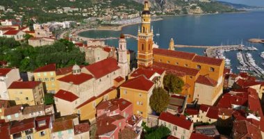 Menton, Provence 'ın eski kısmına insansız hava aracı atışı yapılıyor. Turistik eğlence, seyahat rehberi ve şehir turları. Seyahat, simgeler. Menton Fransa 'da ünlü bir tatil beldesidir..