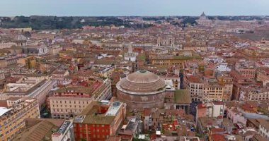 Roma, İtalya 'daki Pantheon cephesi, antik ebedi tapınağa inen havadan. Roma 'nın çatılarının havadan görünüşü. Dünyanın her yerinden kepçelerle en çok ziyaret edilen yerlerden biri.