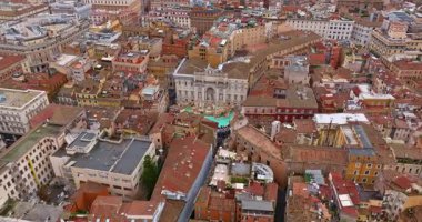 Trevi Çeşmesi 'nin havadan görünüşü, Roma, İtalya' da bir turizm beldesi. Dünyanın dört bir yanından turistlerin ziyaret ettiği en ünlü çeşmenin üst manzarası. İnsansız hava aracı Trevi Çeşmesi 'nin üzerine çıkıyor..