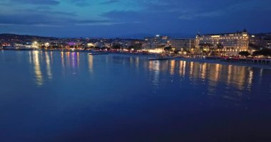 Cannes 'da kumsal manzaralı ve geceleri lüks binalar olan bir hava videosu. Cannes 'da prestijli bir gece hayatı. Cote Azur, Fransız Rivierası 'ndaki en renkli mekanlarıyla tanınan Cannes..