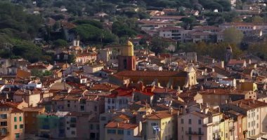 Saint Tropez 'in Fransız Riviera de Cote dAzur üzerindeki hava manzarası. Günbatımında Avrupa 'nın manzara manzarası, Provence. Ünlü marina ve Akdeniz 'de bir sürü yat ve yelkenli..