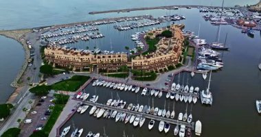 Fransa 'nın güneydoğusundaki Port Grimaud, Provence Alpes Cote Azur bölgesinin hava görüntüsü. Fransız Rivierası 'ndaki güzel marina. Grimaud Limanı 'ndaki renkli evler ve tekneler.