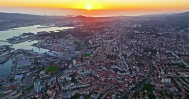 Güney Fransa 'nın Akdeniz kıyısındaki liman şehrinin havadan görüntüsü. Toulon 'un renkli evleri olan Marina Limanı' ndaki gemi ve tekneli havadan görüntüsü. Güzel binalar ve renkli evler.