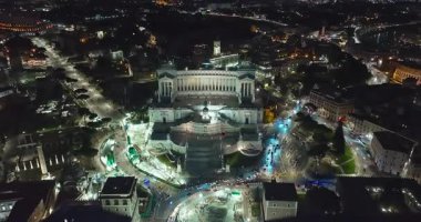 Venedik Meydanı 'nda, Vittorio Emanuele II' nin tarihi anıtını uçuran uzaktan kumandalı hava aracı kuruluyor. Roma şehir merkezi, İtalya.