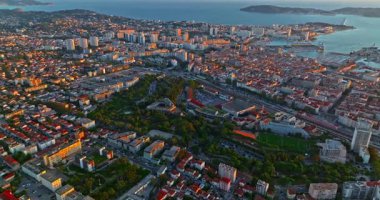 Güney Fransa 'nın Akdeniz kıyısındaki liman şehrinin havadan görüntüsü. Toulon 'un renkli evleri olan Marina Limanı' ndaki gemi ve tekneli havadan görüntüsü. Güzel binalar ve renkli evler.