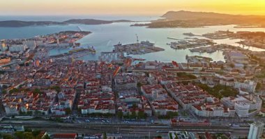 Güney Fransa 'nın Akdeniz kıyısındaki liman şehrinin havadan görüntüsü. Toulon 'un renkli evleri olan Marina Limanı' ndaki gemi ve tekneli havadan görüntüsü. Güzel binalar ve renkli evler.