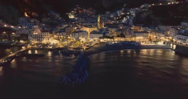 Amalfi Sahili, İtalya. Kayaların üzerinde renkli mimarisi olan Amalfi kasabasının güzel manzarası. Mavi deniz ve mavi gökyüzü. Meşhur seyahat yeri. Amalfi kıyılarının hava görüntüsü İtalya İHA görüntüsü.