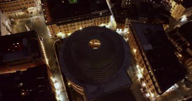 Roma, İtalya 'daki panteon cephesi, geceleri antik ebedi tapınağa inen hava. Gece Pantheon 'un üstündeki hava aracı görüntüsü. tarihi şehir merkezi.