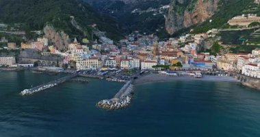 Amalfi Sahili, İtalya. Kayaların üzerinde renkli mimarisi olan Amalfi kasabasının güzel manzarası. Mavi deniz ve mavi gökyüzü. Meşhur seyahat yeri. Amalfi kıyılarının hava görüntüsü İtalya İHA görüntüsü.